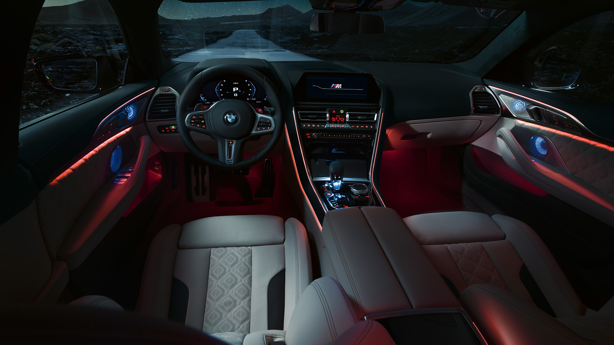 Interior del BMW M8 Competition Gran Coupé Interior del BMW M8 Competition Gran Coupé con asientos deportivos M 2020