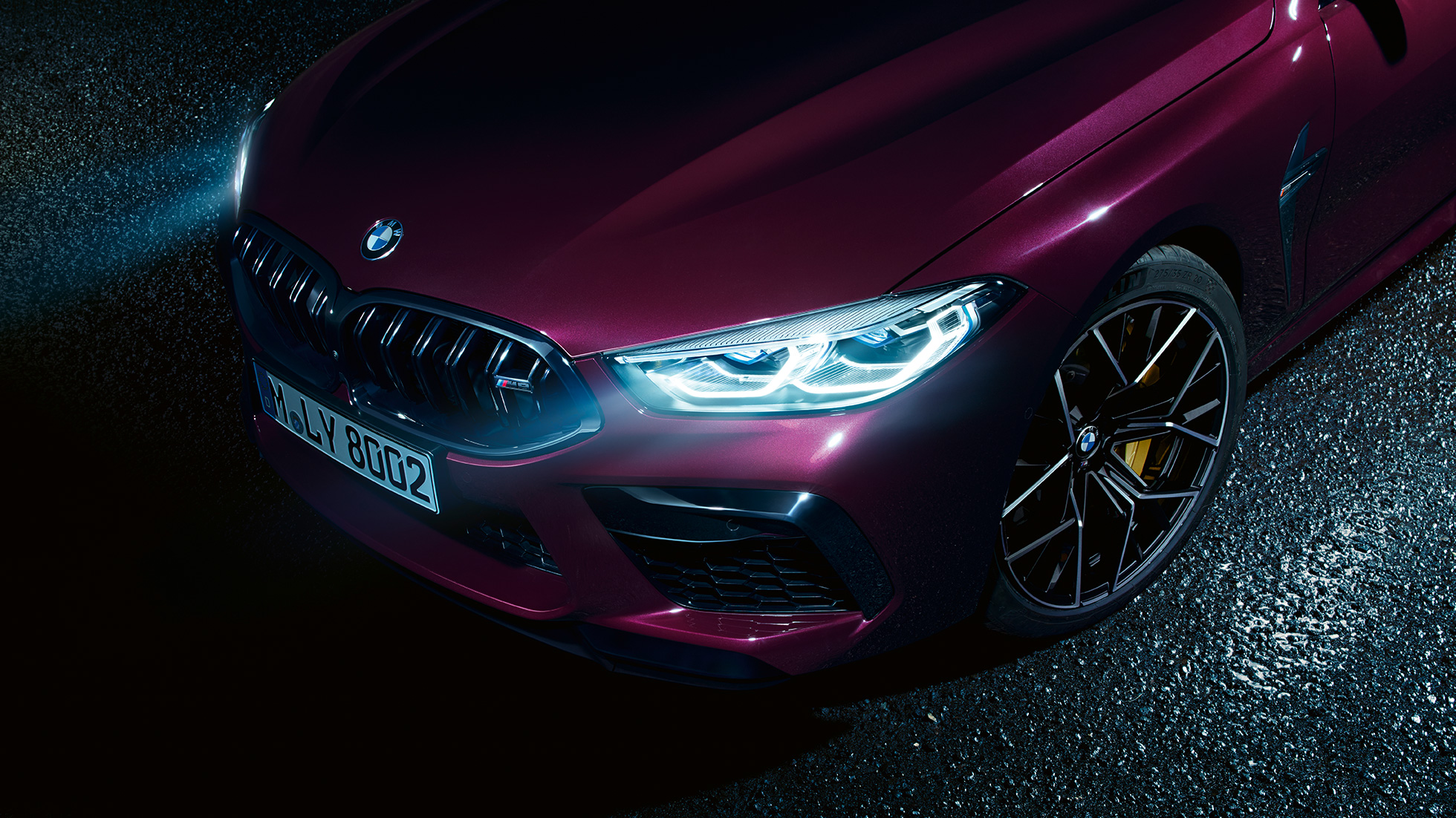 Acercamiento frontal lateral del BMW M8 Competition Gran Coupé Acercamiento frontal lateral del BMW M8 Competition Gran Coupé con Luz Láser BMW 2020 BMW Individual Ametrin metálico