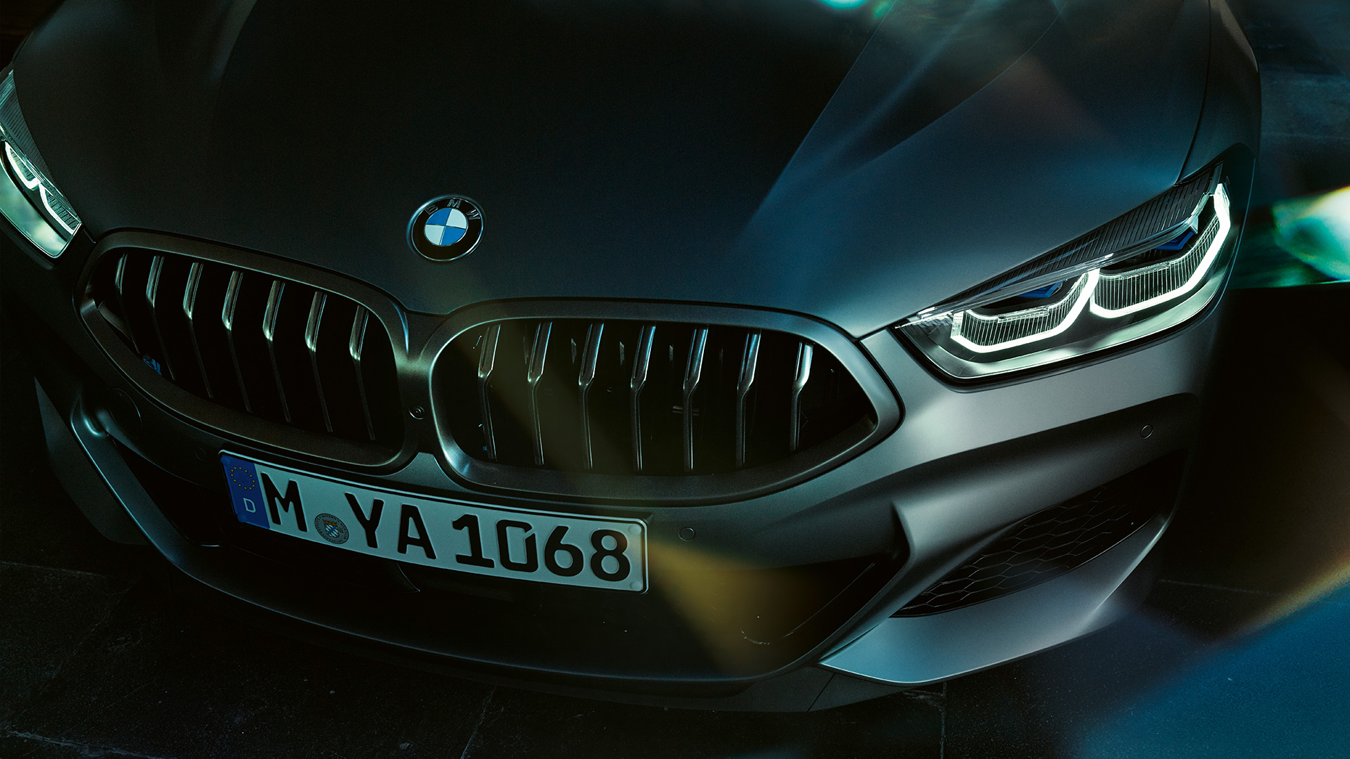 Parrilla de riñón del BMW M850i xDrive Gran Coupé Acercamiento frontal de la parrilla de riñón del BMW M850i xDrive Gran Coupé G16 2019 BMW Individual Frozen Bluestone metálico
