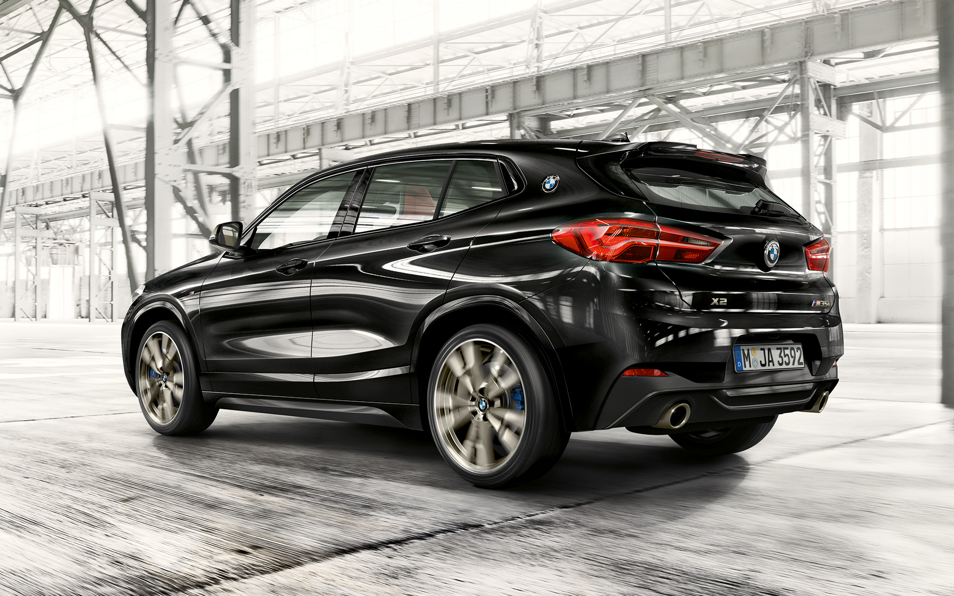 Spoiler trasero M BMW X2 M35i (F39) Black Sapphire metalizado, vista de tres cuartos de la zaga, en marcha