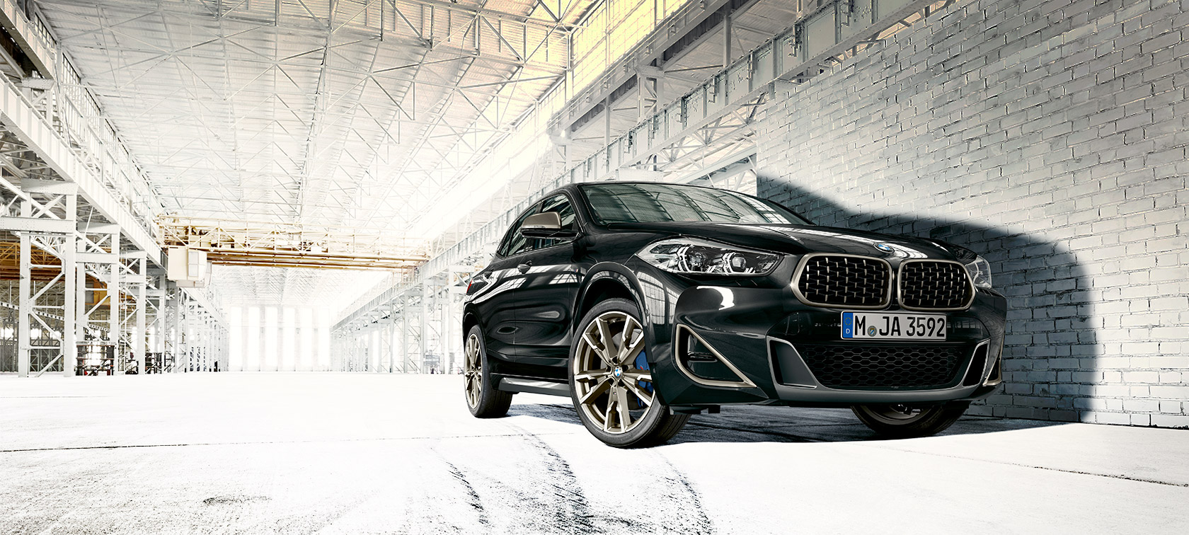 Perspectiva desde ángulo inferior BMW X2 M35i (F39) Black Sapphire metalizado
