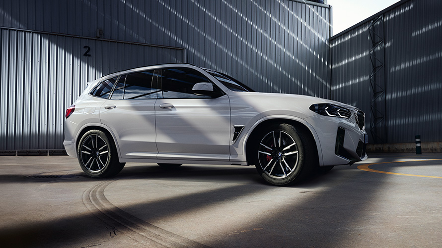 BMW X3 M F97 LCI Renovación 2021 Alpinweiss, vista lateral, parado BMW X3 M F97 LCI Renovación 2021 Alpinweiss, vista lateral, parado