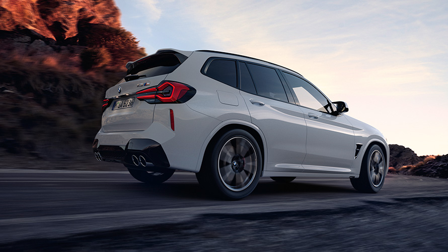 BMW X3 M F97 LCI Renovación 2021 Vista lateral de la zaga, perspectiva desde ángulo inferior BMW X3 M F97 LCI Renovación 2021 Alpinweiss, vista lateral de la zaga, perspectiva desde ángulo inferior