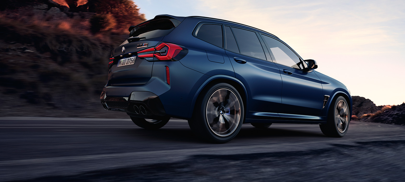 BMW X3 M Competition F97 LCI 2021 Vista de tres cuartos de la zaga, perspectiva desde ángulo inferior BMW X3 M Competition F97 LCI Renovación 2021 Frozen Marina Bay Blue metalizado, en marcha, vista de tres cuartos de la zaga, perspectiva desde ángulo inferior