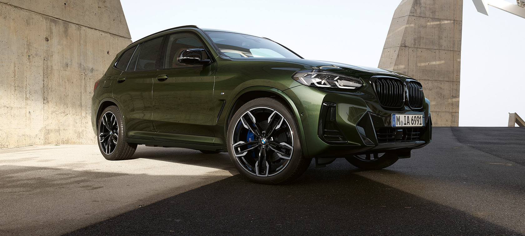 BMW X3 M40i G01 LCI Renovación 2021 Vista de tres cuartos del frontal, parado BMW X3 M40i G01 LCI Renovación 2021 Malachitgrün metalizado, vista de tres cuartos del frontal, parado