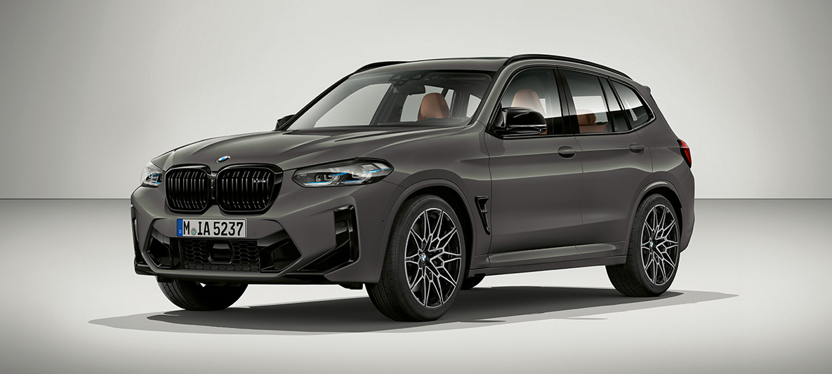 BMW X3 M Individual F97 LCI Renovación 2021 Grigio Telesto, vista de tres cuartos del frontal BMW X3 M Individual F97 LCI Renovación 2021 Grigio Telesto, vista de tres cuartos del frontal