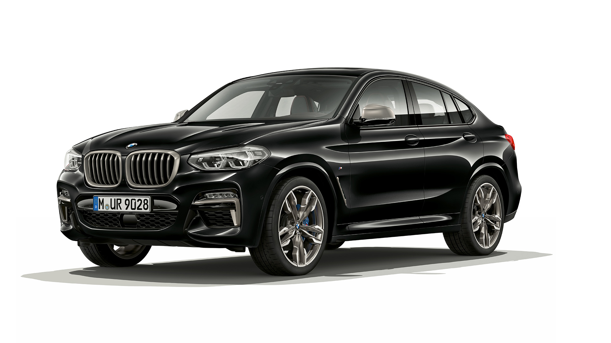 BMW X4 M40i and BMW X4 M40d, three-quarter front view. BMW X4 M40i and BMW X4 M40d in Black Sapphire metallic, exterior, three-quarter front view, right side.