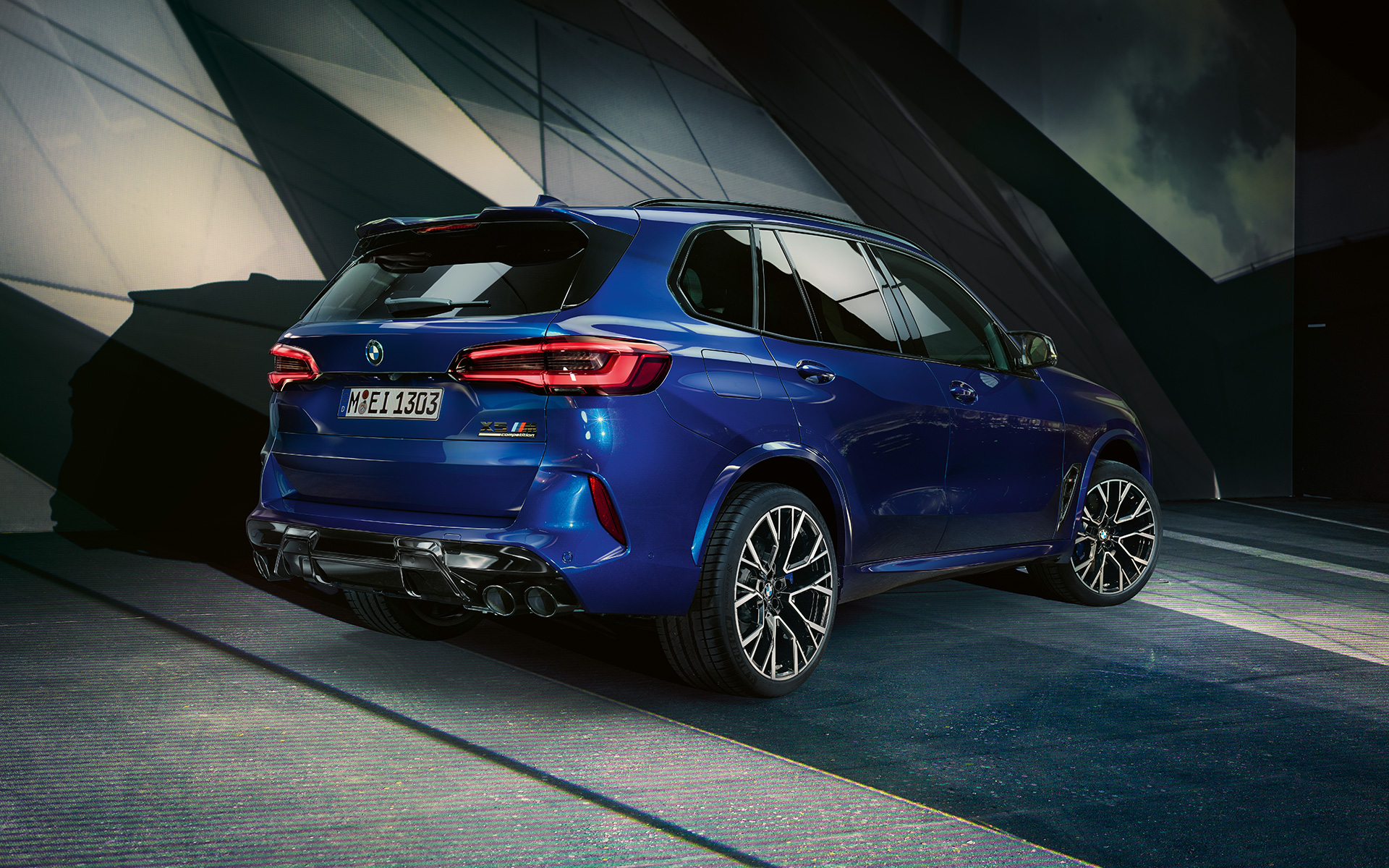 BMW X5 M Competition con llantas de aleación ligera M F95 2020 SUV Marina Bay Blue metalizado, vista lateral