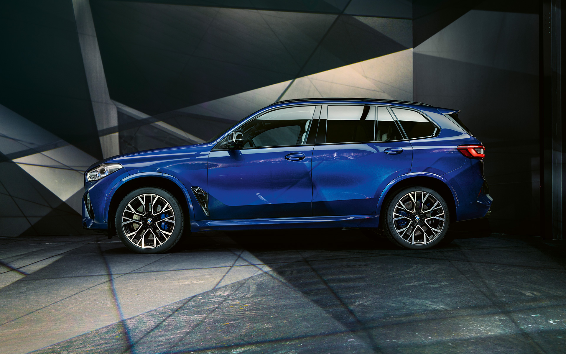 BMW X5 M Competition con sistema de escape M Sport F95 2020 SUV Marina Bay Blue metalizado, vista de tres cuartos de la zaga
