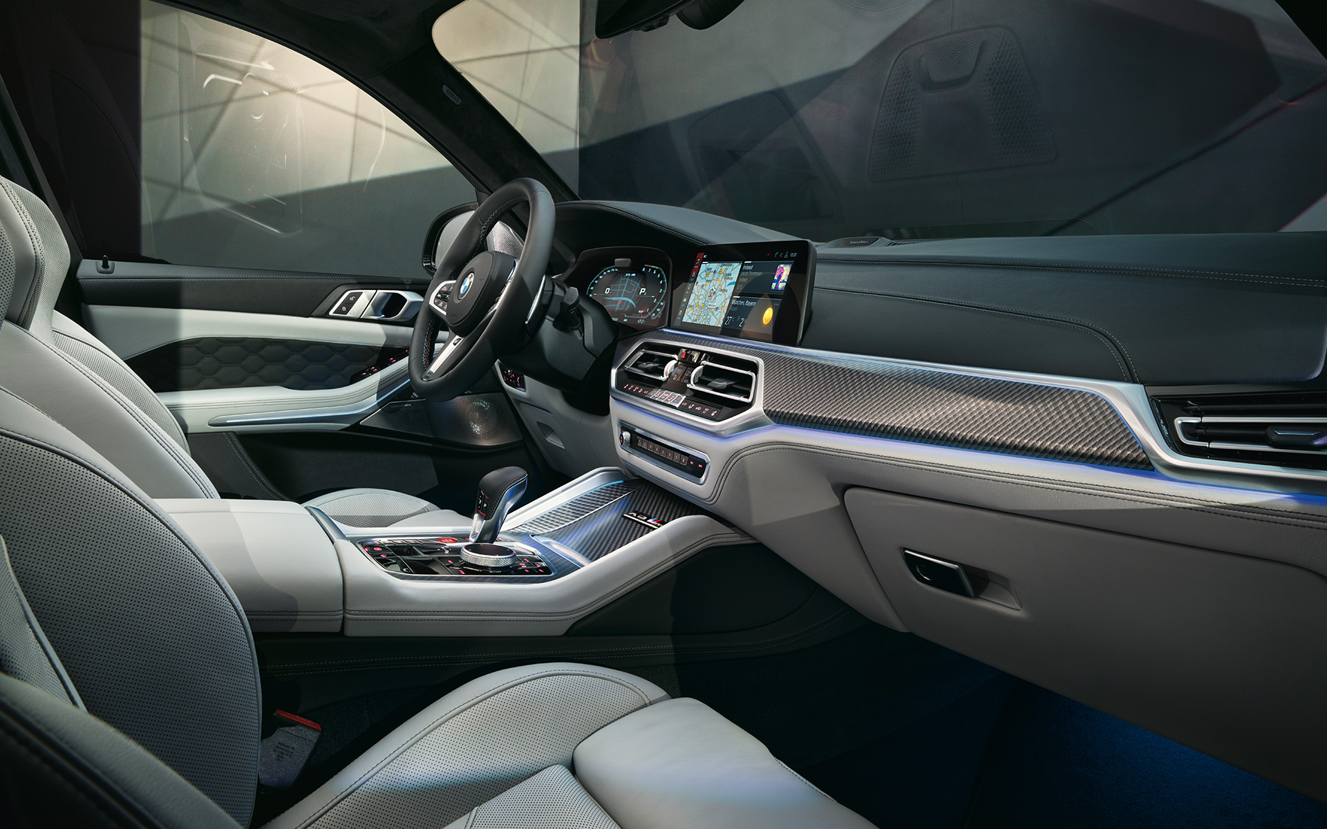 BMW X5 M Competition, consola central con selector de cambio M F95 2020 SUV interior
