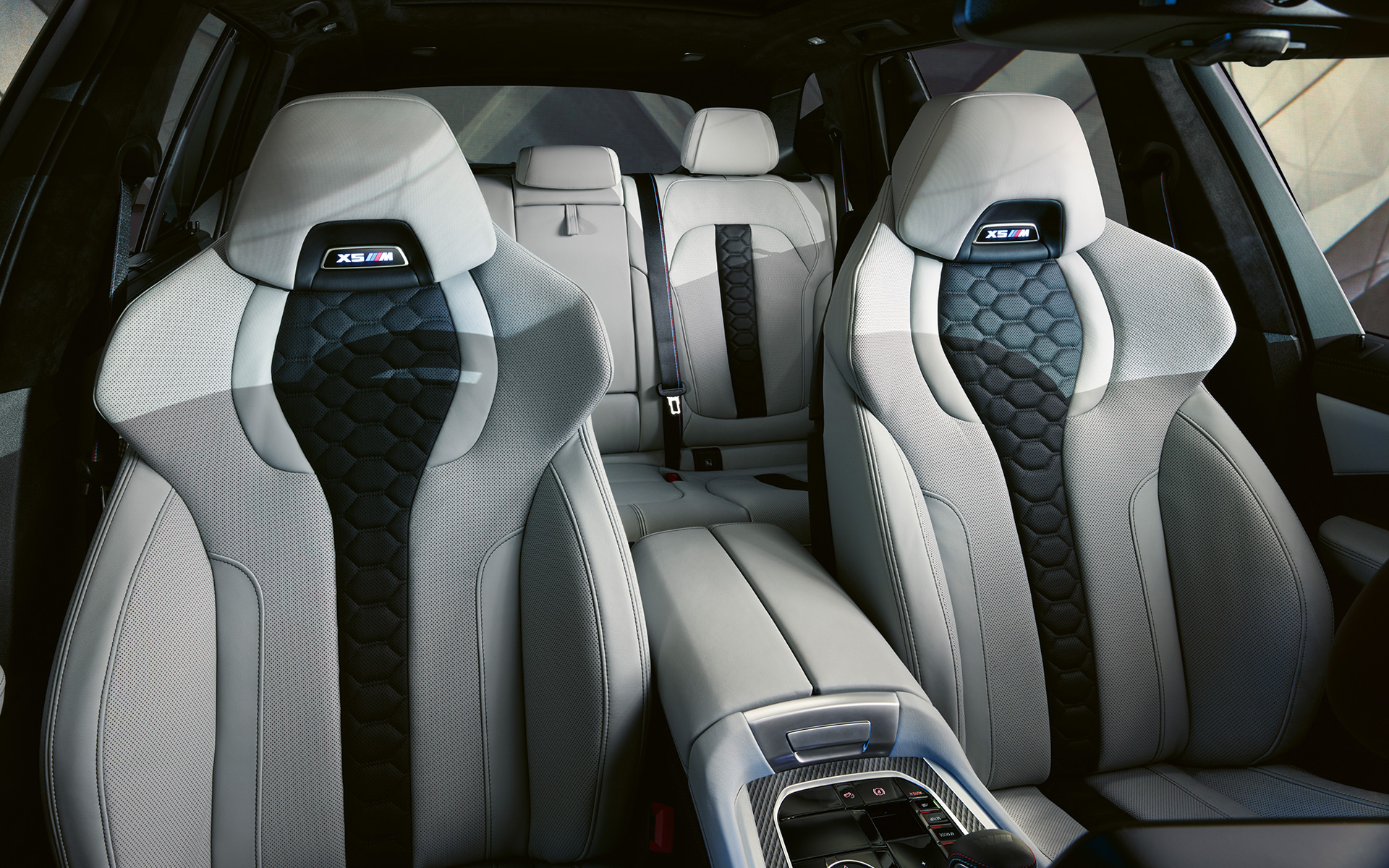 Asientos M Sport multifunción con logo "X5 M" iluminado BMW X5 M Competition F95 2020 SUV interior