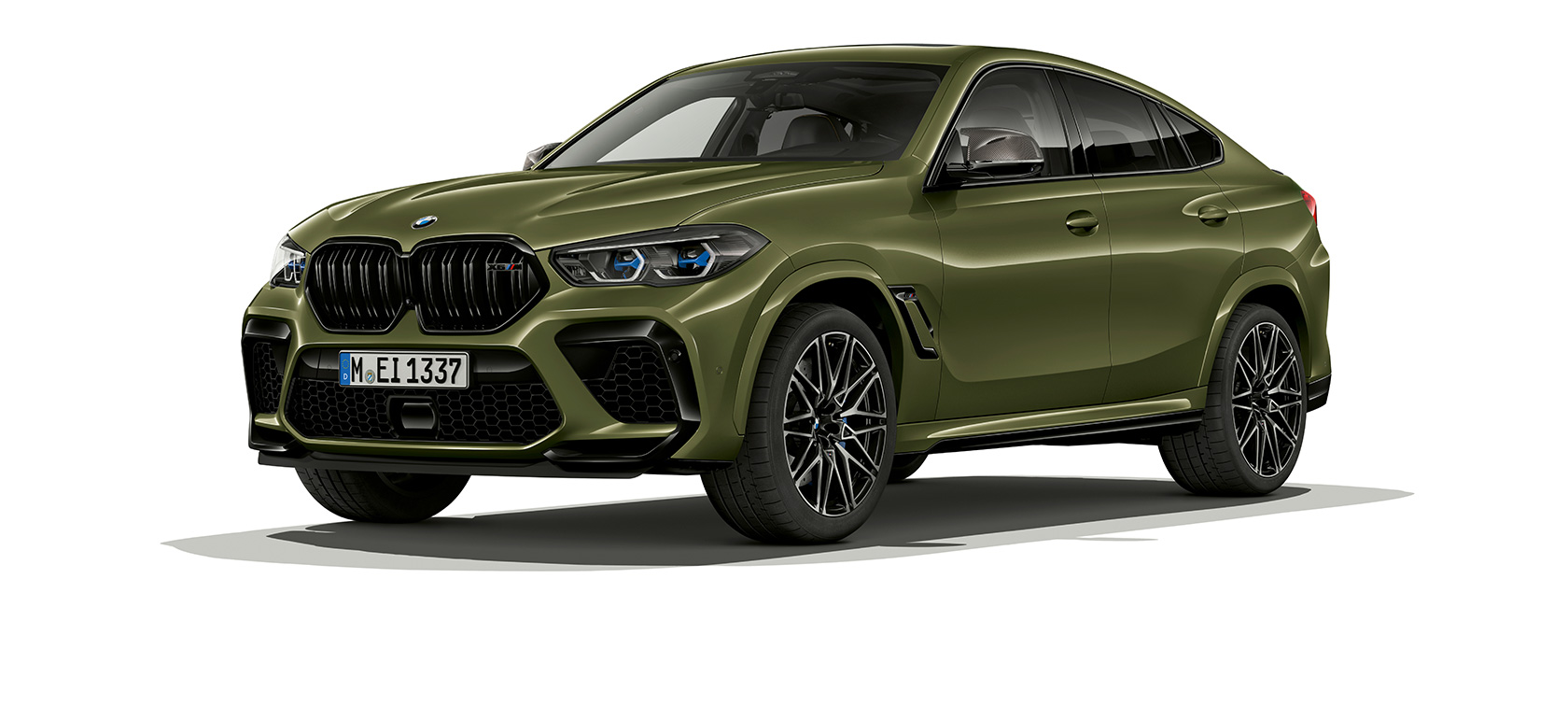 Vista lateral de tres cuartos del BMW X6 M Competition Vista lateral de tres cuartos del SUV BMW X6 M Competition 2020, Pintura Especial de BMW Individual Urban Green