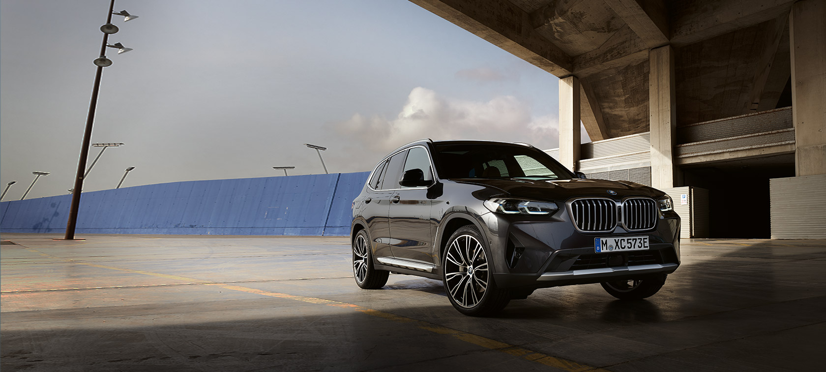 Conoce la camioneta híbrida o con motor de gasolina BMW X3 y disfruta de un diseño elegante muy distintivo, asientos deportivos e increíble dinamismo de conducción.