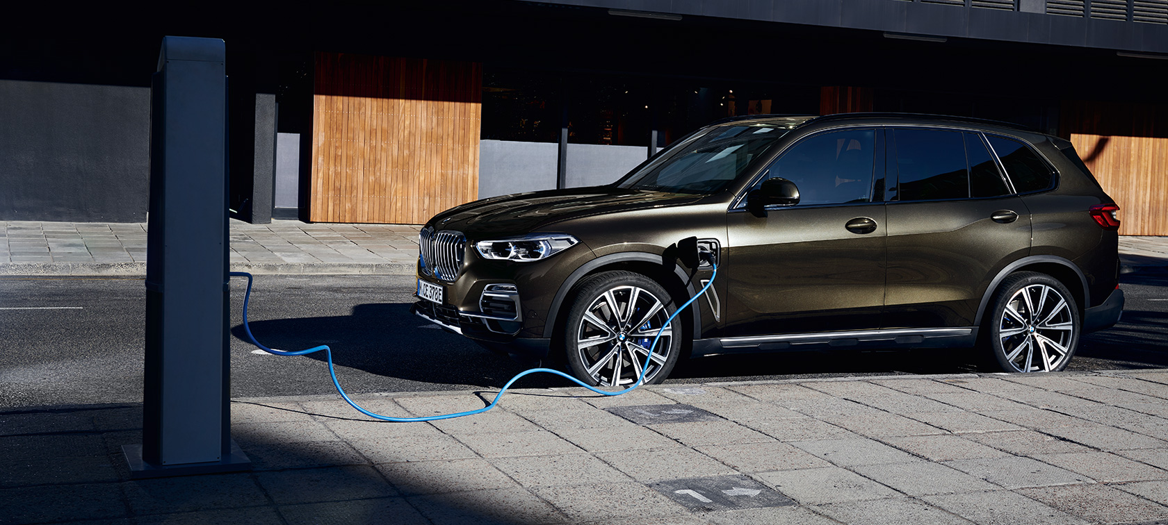 Híbrido enchufable BMW X5 xDrive45e G05 vista de tres cuartos del lateral, carga
