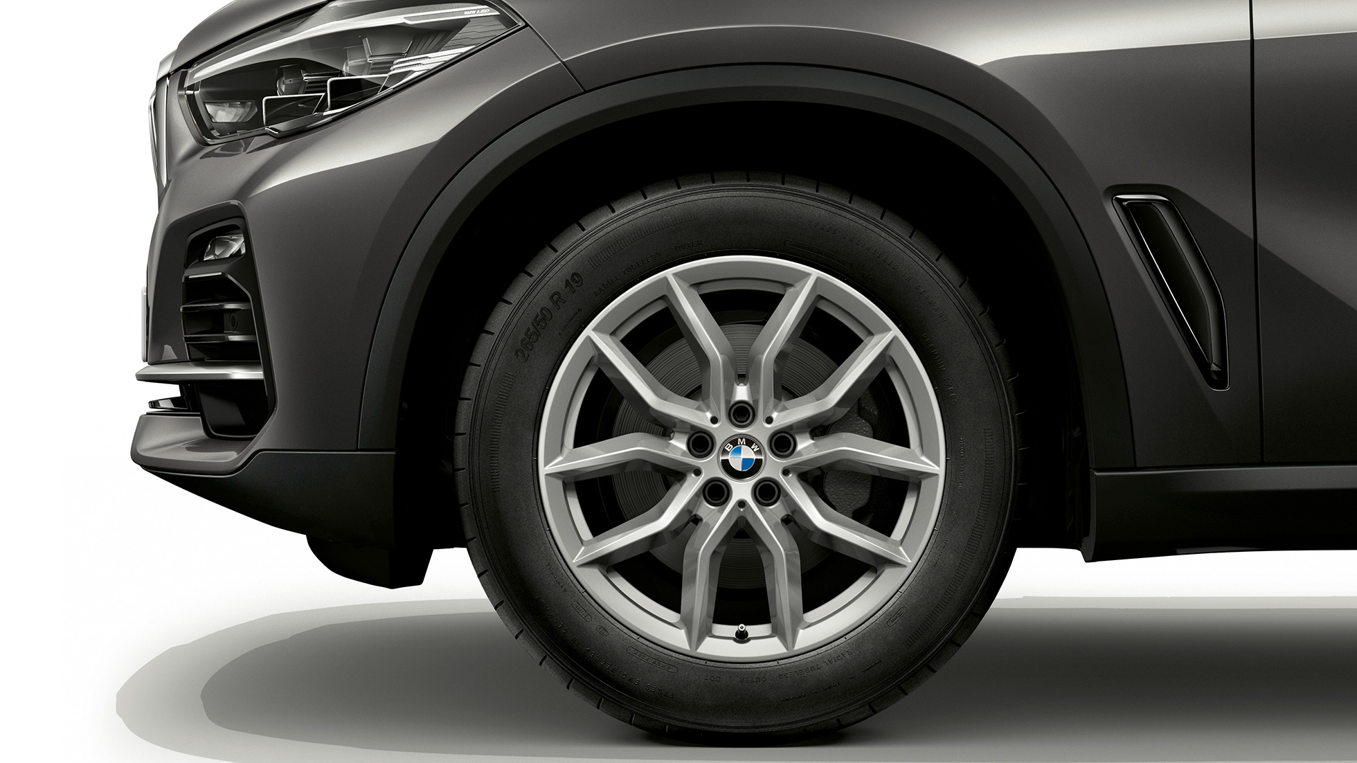 Acabado de Serie BMW X5 xDrive30d G05 2018 Sophistograu metalizado efecto brillante, lateral del frontal con llanta