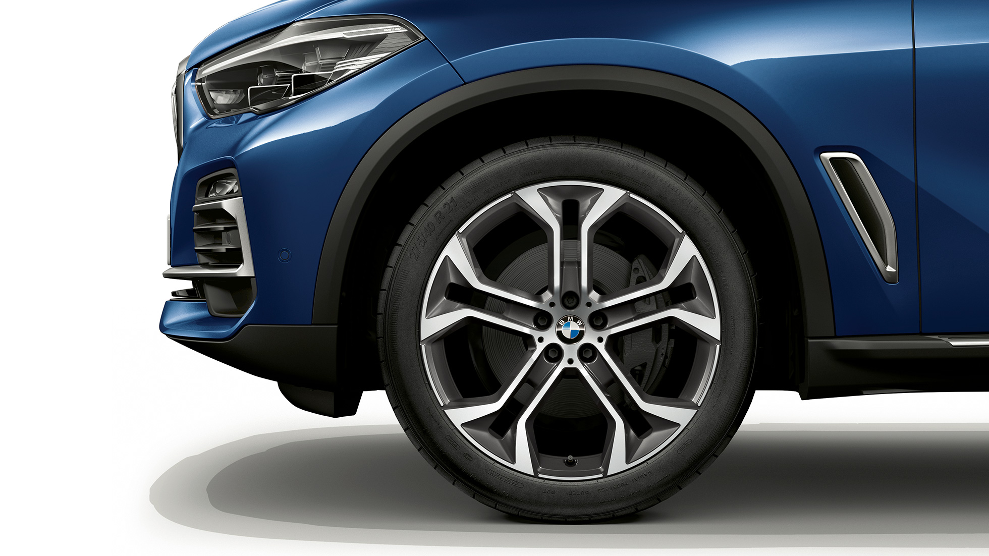 Acabado xLine BMW X5 xDrive40i G05 2018 Phytonicblau metalizado, lateral del frontal con llanta