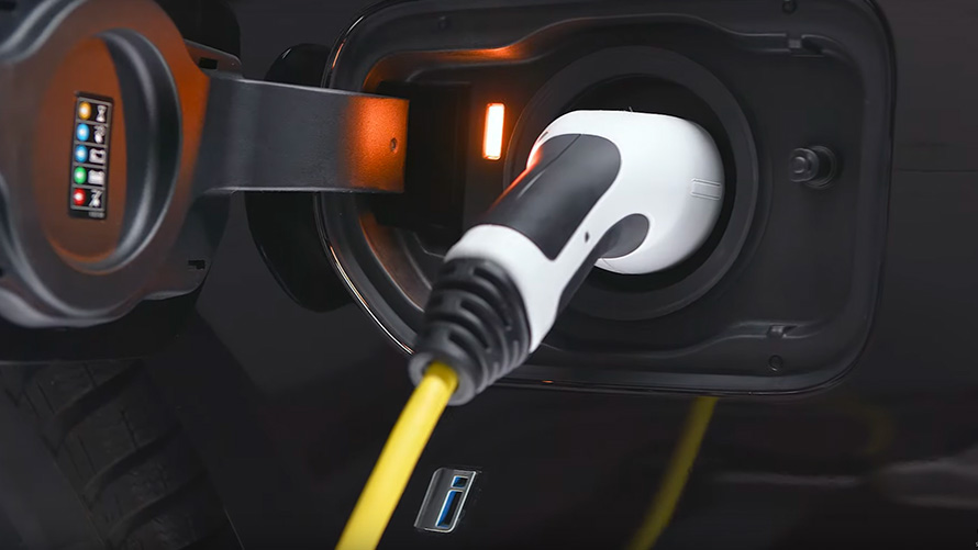 BMW Híbrido Enchufable conectado con cable de carga BMW X5 G05 BMW Híbrido Enchufable conectado con cable de carga, detalle