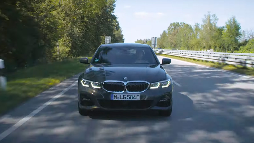 BMW Híbrido Enchufable, circulando por la carretera BMW X5 G05 BMW Híbrido Enchufable, circulando por la carretera, vista del frontal