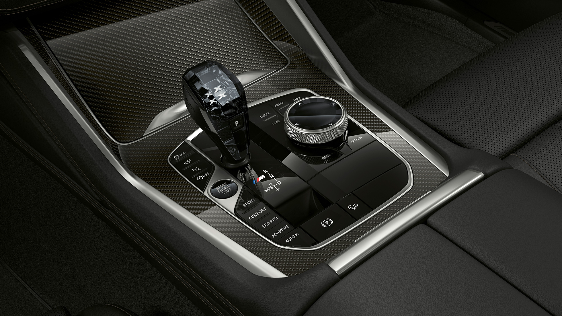 BMW X6 con BMW xLine, consola central. Interior del BMW X6 con BMW xLine con enfoque en la consola central.