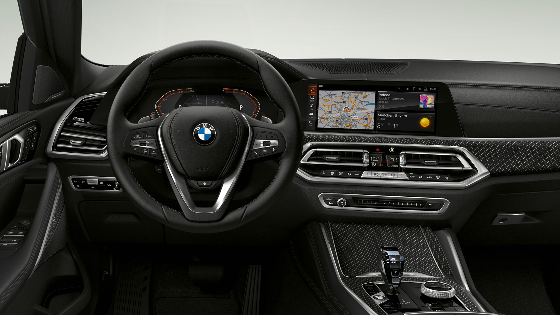 BMW X6 con BMW xLine, cabina. Interior del BMW X6 con BMW xLine con enfoque en la cabina.