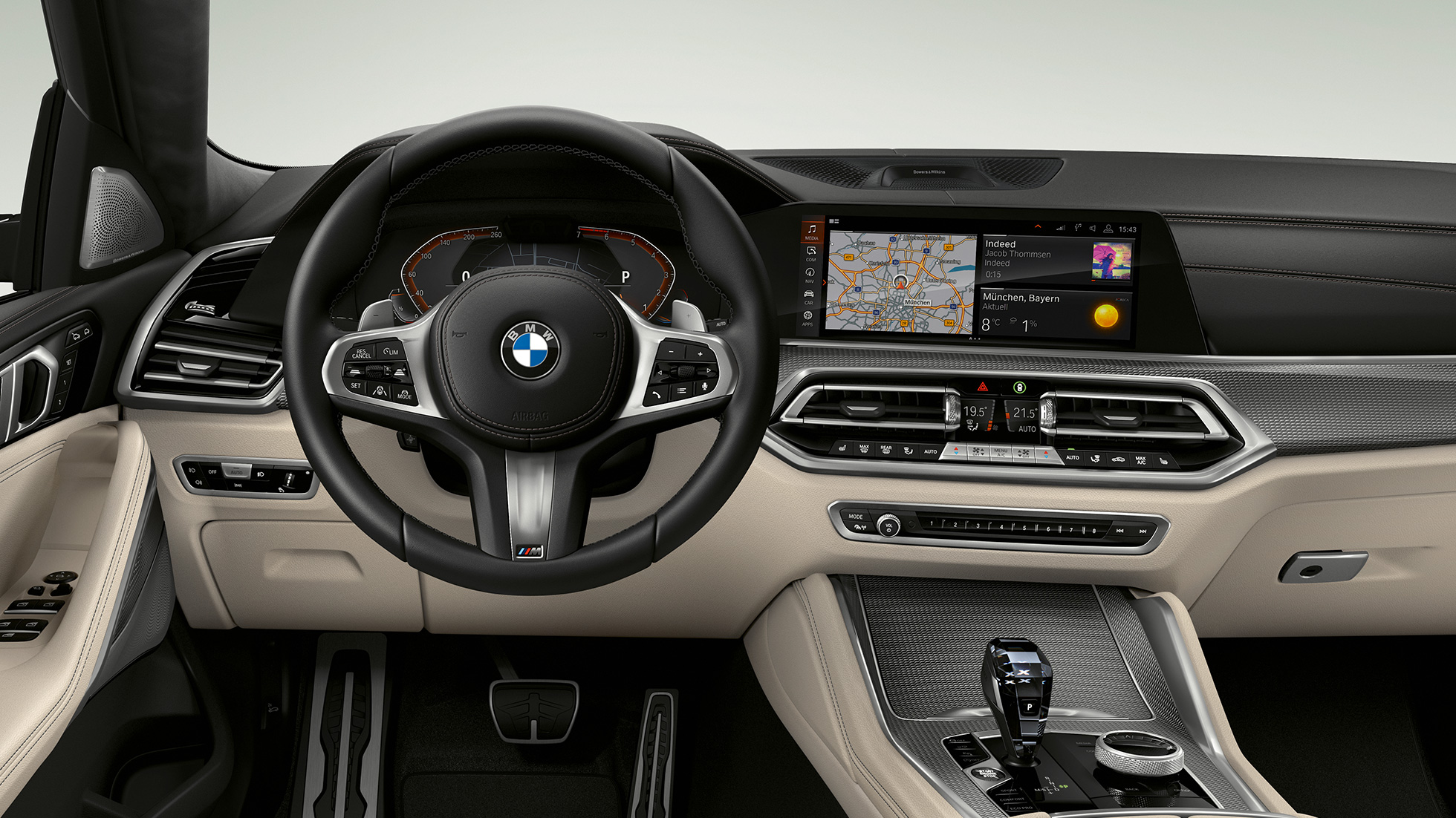BMW X6 con paquete M Sport, cabina. Interior del BMW X6 con paquete M Sport con enfoque en la cabina.