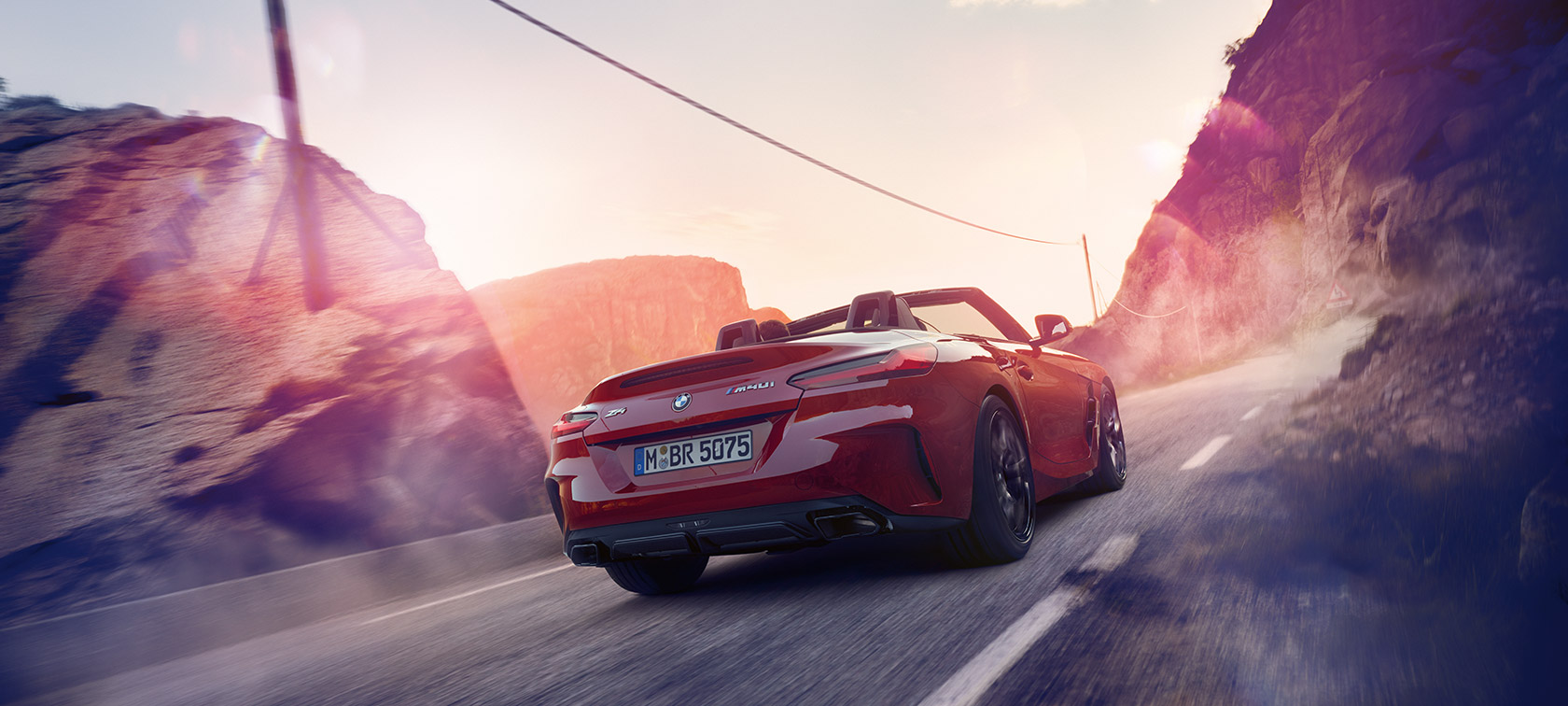 BMW Z4 Roadster manejando a través de montañas