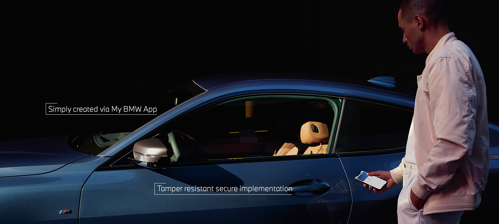 BMW Digital Key My BMW App, un hombre abre un BMW con su smartphone BMW Digital Key My BMW App, un hombre abre un BMW con su smartphone