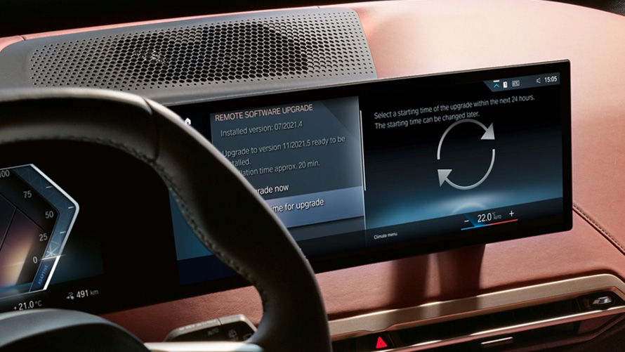 Una persona utiliza BMW Maps durante el viaje con datos actualizados al minuto sobre la situación del tráfico Una persona utiliza BMW Maps durante el viaje con datos actualizados al minuto sobre la situación del tráfico