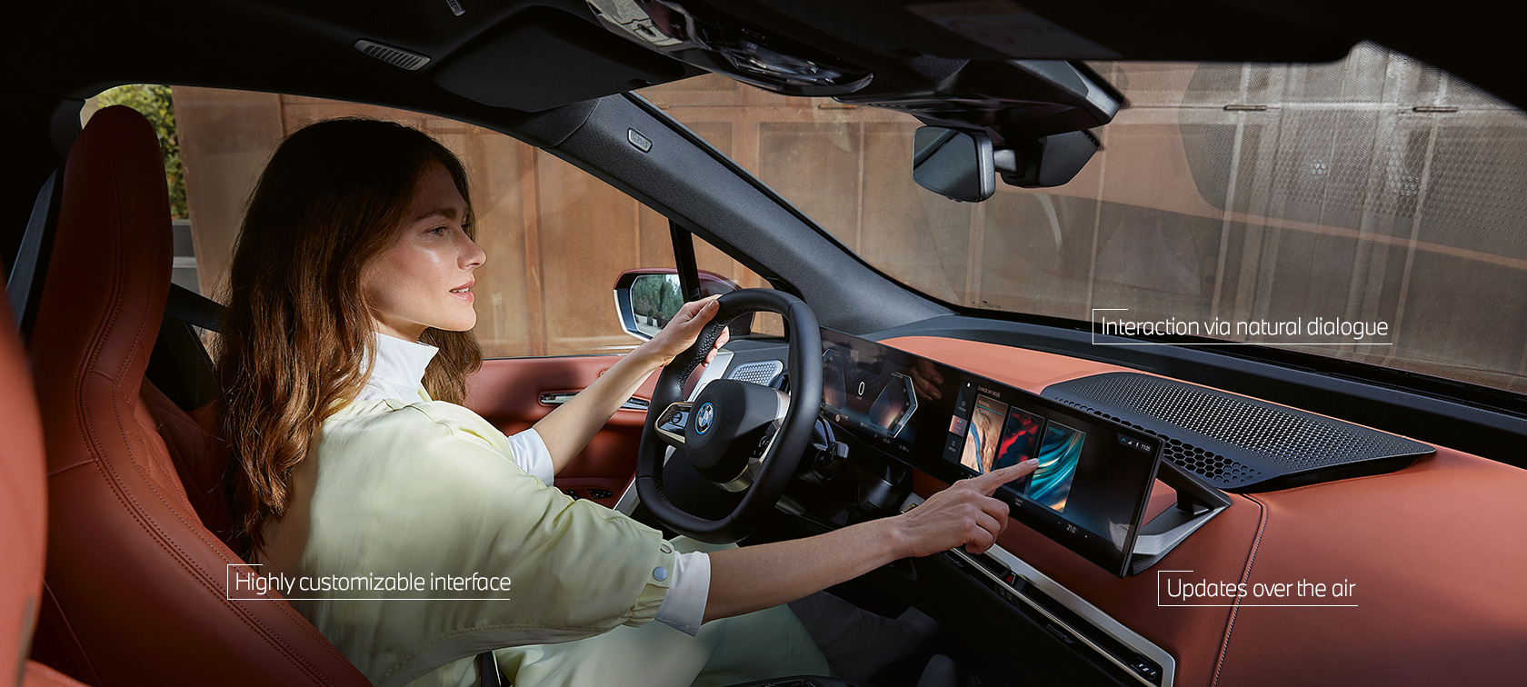 Una mujer utiliza My Modes del sistema BMW iDrive mediante la función táctil Una mujer utiliza My Modes del sistema BMW iDrive mediante la función táctil