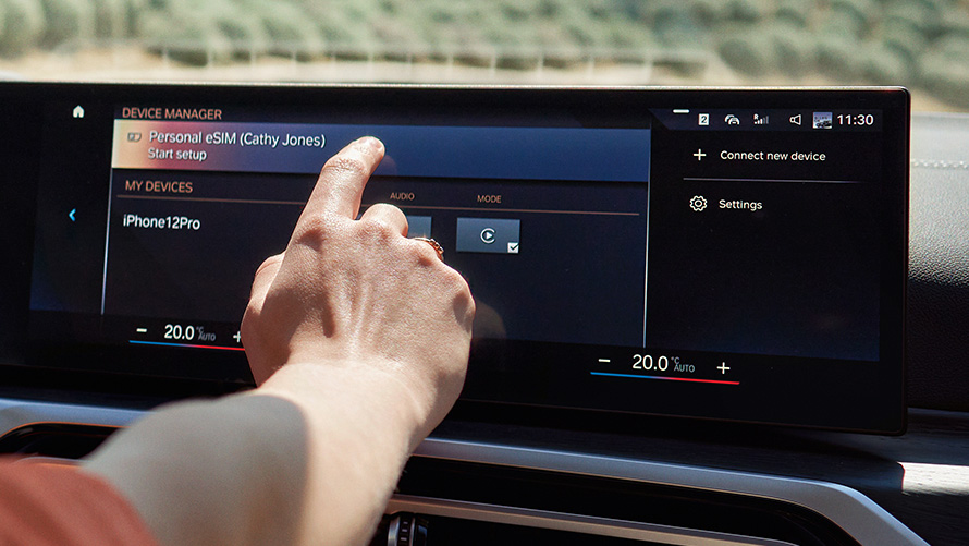 Una persona utiliza la eSim Personal en el display de control del BMW iX mediante la función táctil Una persona utiliza la eSim Personal en el display de control del BMW iX mediante la función táctil