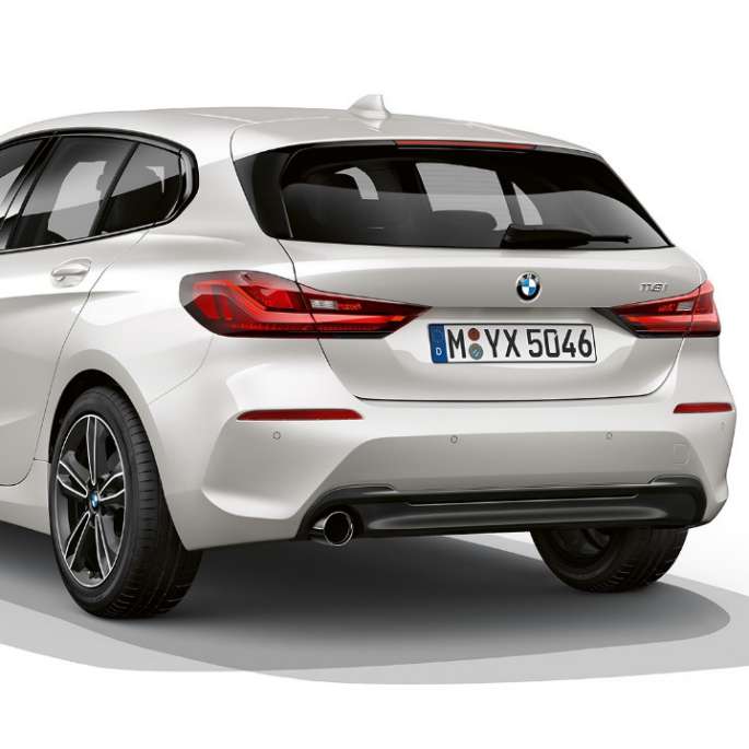 BMW Serie 1 Modelo Sport Line en Mineral White metálico, foto de estudio parte posterior tres cuartos.