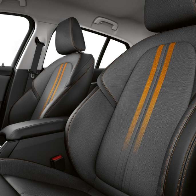 BMW Serie 1 Modelo Sport Line, interior con asientos deportivos para el conductor y el copiloto.