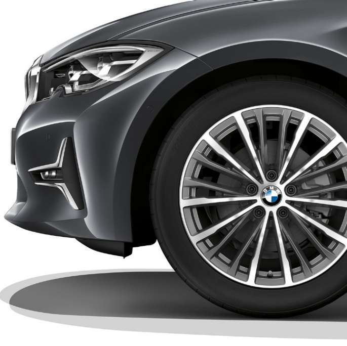 Acercamiento de los rines de aleación ligera del BMW Serie 3 Sedán con equipo del Modelo Luxury Line.