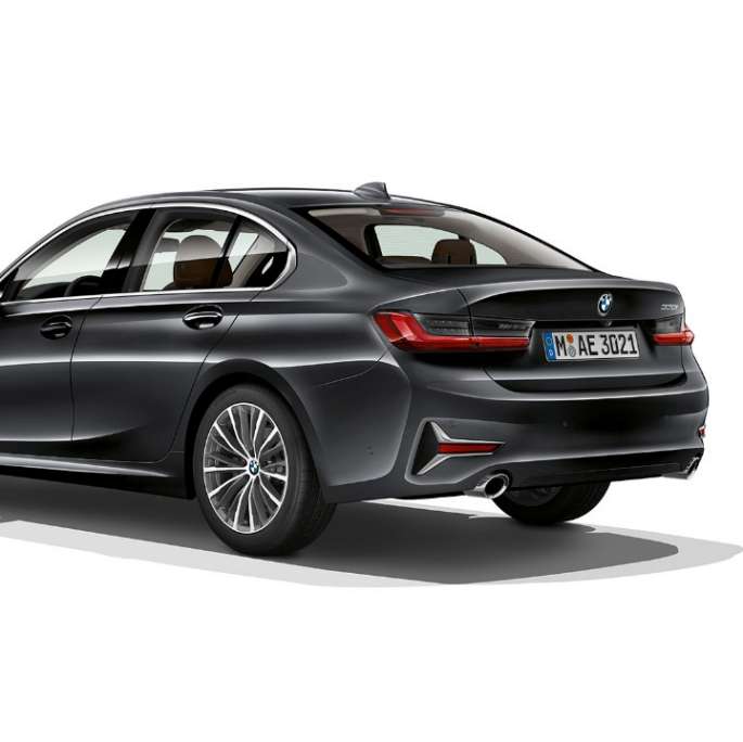 Toma trasera de tres cuartos del BMW Serie 3 Sedán con elementos del Modelo Luxury Line.
