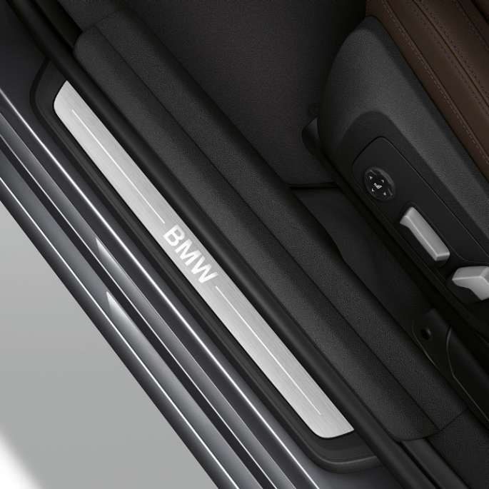 Vista superior del alféizar de la puerta del BMW Serie 3 Sedán con elementos del Modelo Luxury Line.