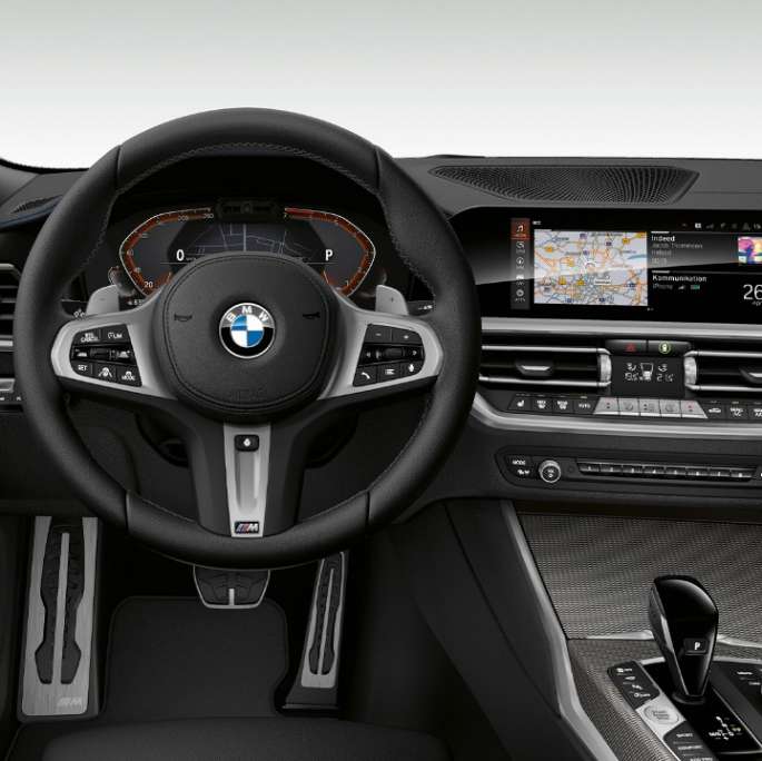 Acercamiento frontal de la cabina del conductor del BMW Serie 3 Sedán con elementos del Modelo M Sport.