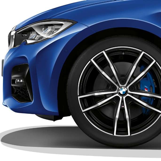 Acercamiento de los rines de aleación ligera del BMW Serie 3 Sedán con equipo del Modelo M Sport.