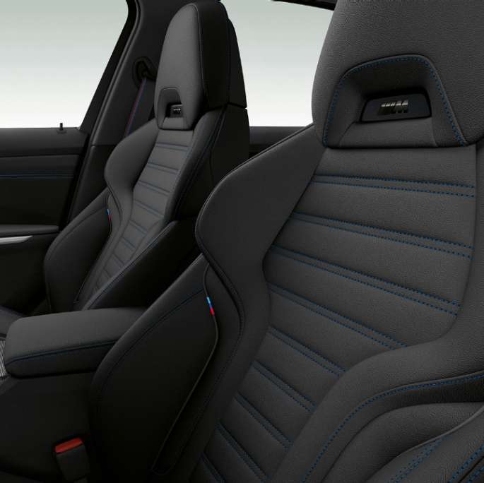 Acercamiento lateral de los asientos frontales del BMW Serie 3 Sedán con elementos del Modelo M Sport.