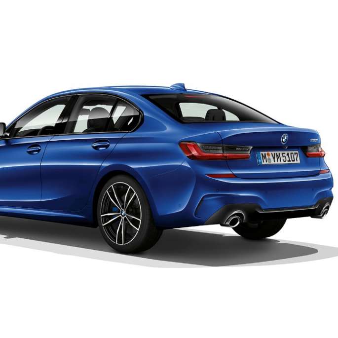 Toma trasera de tres cuartos del BMW Serie 3 Sedán con elementos del Modelo M Sport.