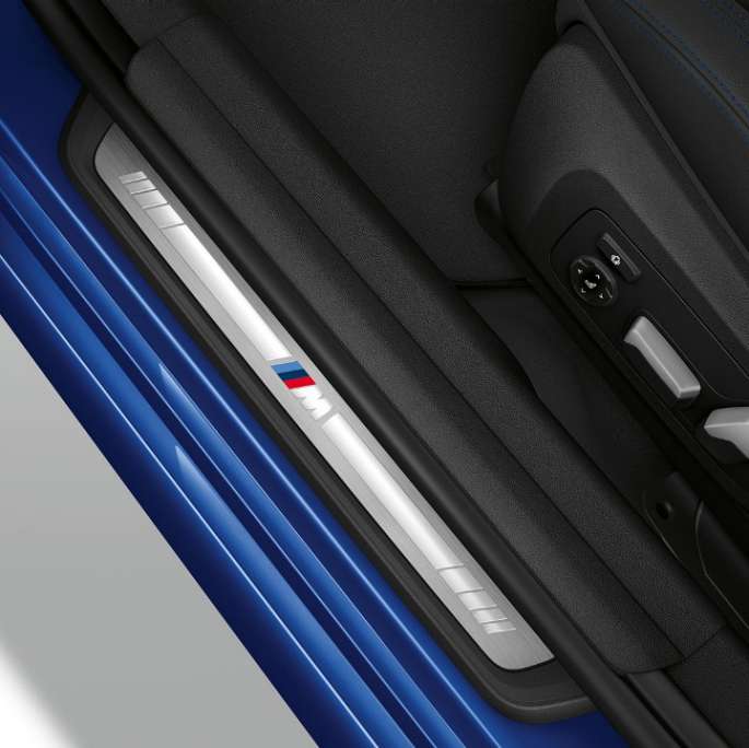 Vista superior del alféizar de la puerta del BMW Serie 3 Sedán con elementos del Modelo M Sport.