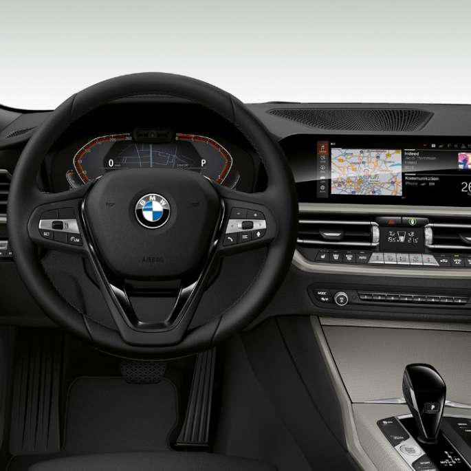 Acercamiento frontal de la cabina del conductor del BMW Serie 3 Sedán con elementos del modelo Advantage.
