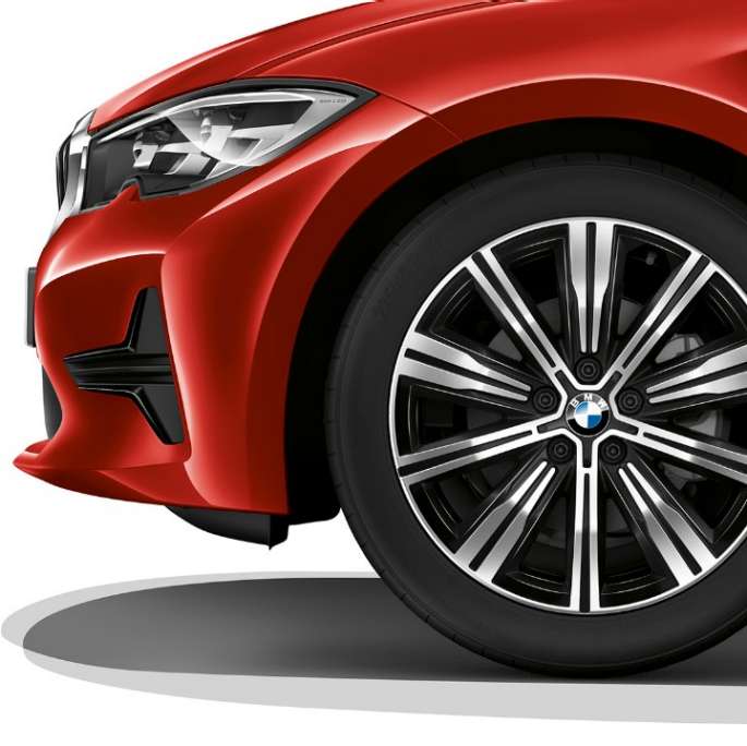 Acercamiento de los rines de aleación ligera del BMW Serie 3 Sedán con elementos del modelo Advantage.
