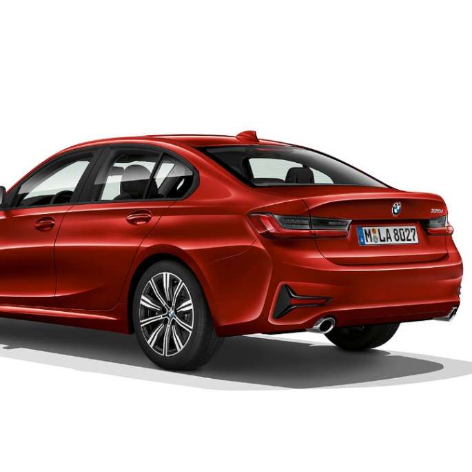 Toma trasera de tres cuartos del BMW Serie 3 Sedán con elementos del modelo Advantage.