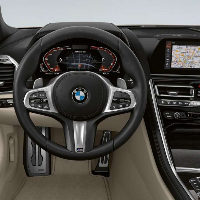 BMW M850i xDrive, Gris Dravit metálico, Cabina con volante de piel M.
