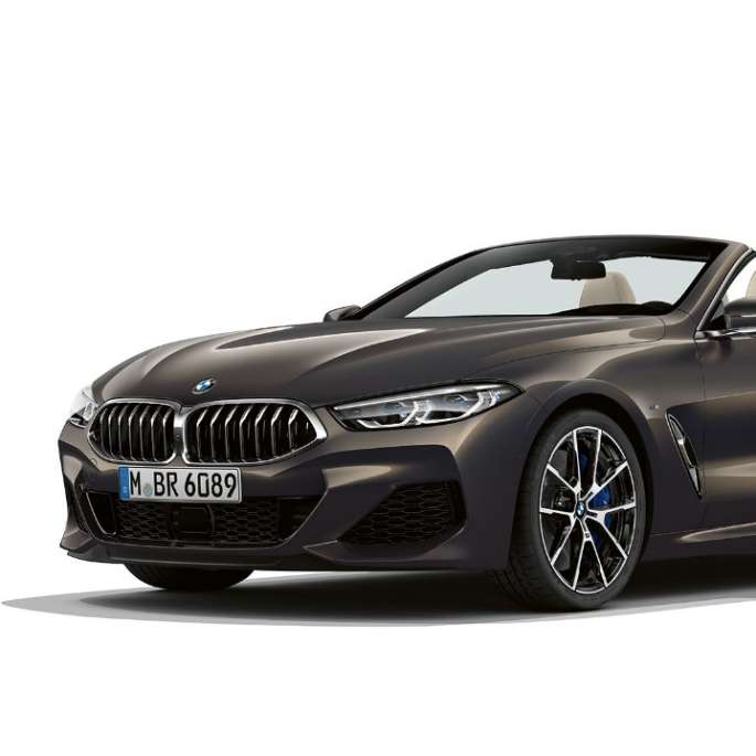 BMW M850i ​​xDrive, Dravit Grey metalizado, vista frontal de tres cuartos.