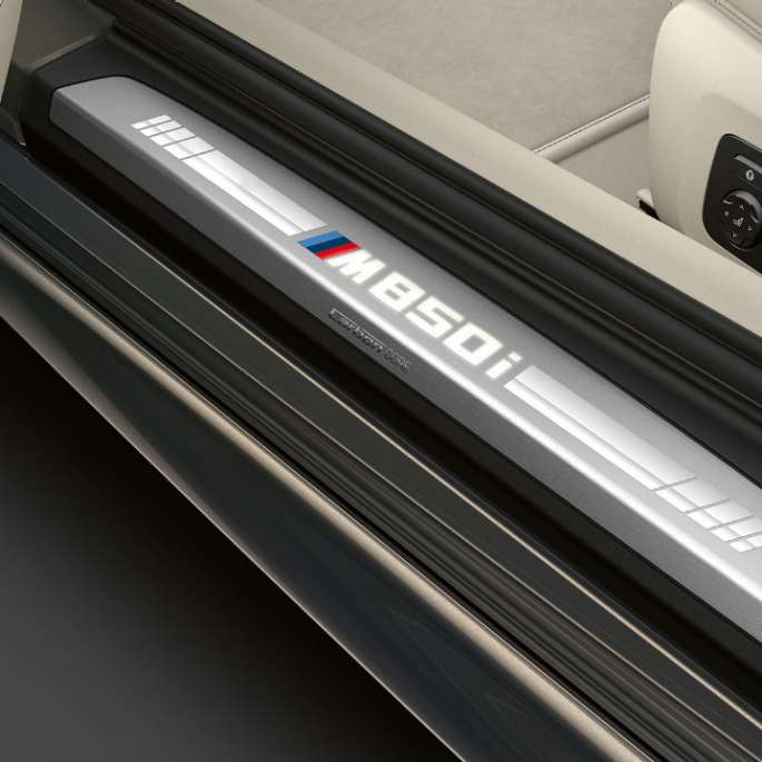 BMW M850i xDrive, Gris Dravit metálico, alféizar de la puerta.
