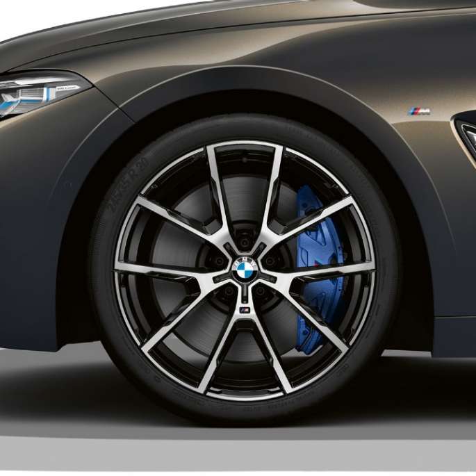 BMW M850i xDrive, Gris Dravit metálico, rines de aleación ligera de 20” con radio en Y 728 M.