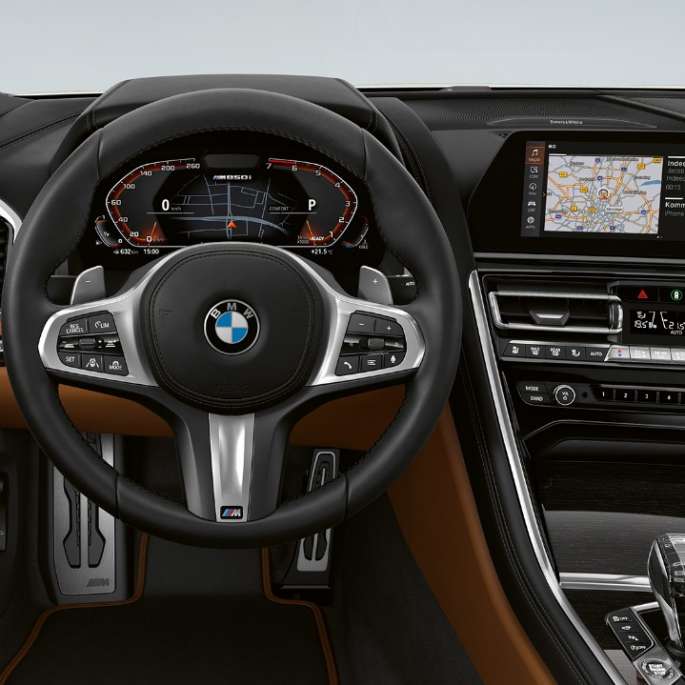BMW M850i xDrive, Blanco Mineral metálico, Cabina con volante de piel M.