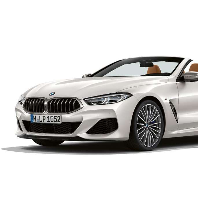 BMW M850i ​​xDrive, metálico blanco mineral, vista frontal de tres cuartos.