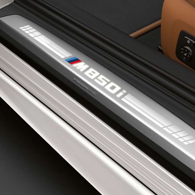 BMW M850i xDrive, Blanco Mineral metálico, alféizar de la puerta.